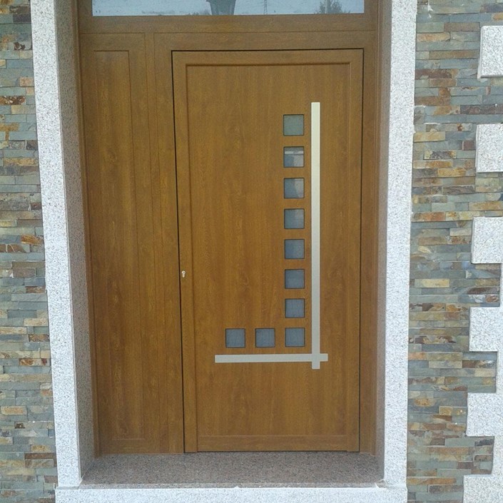 Puerta de entrada (Trabajos de carpintería metálica de Aluminios